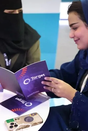 زائرة تتصفح كتيب لوجيكس